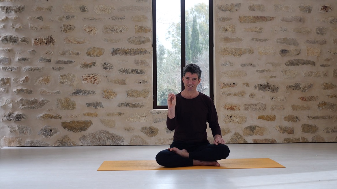 להתחבר מחדש לנשימה עם אימון פראניאמה- 8 עבודת הידיים בנאדי שודהאנה